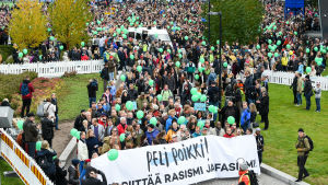 Folkmassor marscherar mot rasism i Helsingfors.