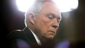 "Vi kan inte låta alla som vill komma hit göra det, säger justitieminister Jeff Sessions. Porträttbild av Jeff Sessions.