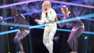 Ace Wilder En sångerska och två dansare på scenen