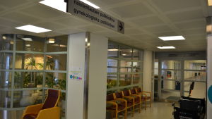 Arkivbild från Barnmorskeinstitutet. Det är inte klart om stolarna i bilden förts till Kvinnokliniken eller hör till de möbler som ska kastas bort. Barnmorskeinstitutets väntesal