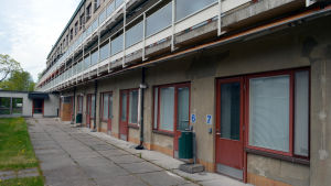 Balkongerna är delvis fel konstruerade, vilket har lett till vattenskador i den över 70 år gamla fastigheten i Mejlans. Barnkliniken i Mejlans är i dåligt skick, bland annat har det runnit vatten in genom balkongerna.