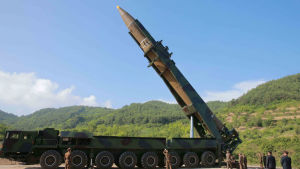 Bilden från Nordkoreas statliga nyhetsbyrå sägs visa den interkontinentala roboten Hwasong-14 före uppskjutningen 4.7.2017. Bilden från Nordkoreas statliga nyhetsbyrå visar den interkontinentala roboten Hwasong-14 före uppskjutningen 4.7.2017.