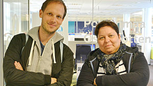 Internetaktivisten Peter Sunde Kolmisoppi och redaktör Elisabeth Morney är nöjda efter inspelning. Peter Sunde Kolmisoppi och Elisabeth Morney utanför Yle Österbottens redaktion