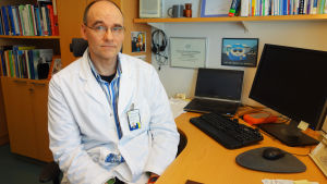 Tapani Tuomi vid Arbetshälsoinstitutet. Mikrobiolog Tapani Tuomi på Arbetshälsoinstitutet