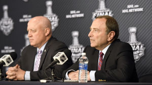 Kommissionären Gary Bettman med sin vicehövding Bill Daly. NHL:s högsta chefer Gary Bettman och Bill Daly är pessimistiska när det gäller NHL-spelare i OS-turneringen 2018.