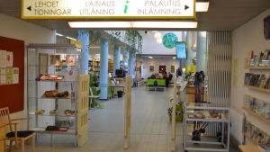 Tvåspråkighet och bra service är viktigt för biblioteket. Aulan till Grankulla bibliotek