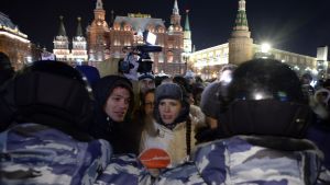 Över hundra demonstranter togs i förvar av kravallpolisen. Över hundra personer togs fast av kravallpolisen i demon mot domen mot oppositionsledaren Aleksej Navalnyj i Moskva den 30 december 2014.