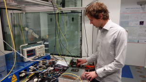 Det är Thomas Fordell och tre andra personer vid Mätteknikcentralen som bygger den nya atomklockan. thomas fordell