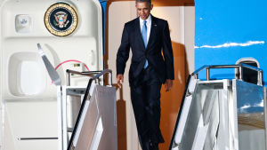 USA:s president Barack Obama inleder sitt besök i Kenya. Obama stiger av planet på Jomo Kenyatta International Airport i Nairobi den 24 juli. USA:s president Barack Obama inleder sitt besök i Kenya. Obama stiger av planet på Jomo Kenyatta International Airport i Nairobi den 24 juli.