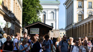 Under stadsfestivalen Thinkfest bjuds det på bastu i olika exotiska former. Här var det en mobil variant som rullats in i centrum. Folk och bastu.