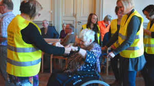 Mirja Korkolainen stortrivs på dansgolvet. Mirja Korkolainen dansar med lärare från Point College