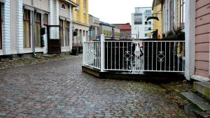 Att inte ha en träterrass blir billigare i längden, säger Hällström. Hanna-Marias terrass är bred och byggd av trä. vita staket i kring.