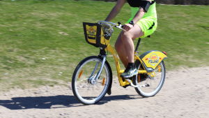 60 citycyklar kommer att synas i stadsbilden i Borgå under sommaren 2019. Man cyklar på citycykel i Helsingfors.