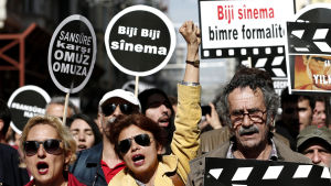 Demonstration mot censur i Istanbul. Arkivbild på turkiska demonstranter som protesterar mot censur under en demonstration i Istanbul i april 2015