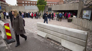 Entrén till Tempelplatsens kyrka. Temppeliaukion kirkon edessä betonisuoja.