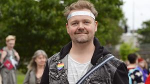 Tobias Larsson deltog i Prideparaden i Helsingfors den 1 juli 2017.
