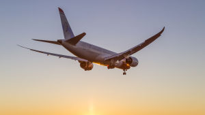 Hur många solnedgångar ska Norwegians plan få flyga mot ännu? Flygbolaget Norwegians passagerarplan på väg att landa