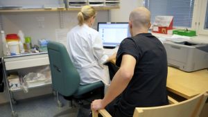 Landsbygdsbefolkningen är nöjdare med vårdtjänsterna. Patient och läkare på hälsocentral.