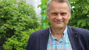 Markku Wileniuksen mielestä talouden rakenteiden pitää uudistua. Markku Wilenius vihreässä luonnossa.