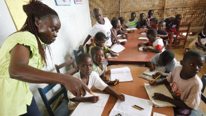 Bland annat investeringar i utbildning kan hjälpa till att minska den globala fattigdomen. Skola i Liberia, Afrika.