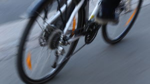 En cykel i full fart är lite skrämmande, tycker barnpanelen. En cyklist cyklar.