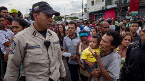 Invånare i Venezuela har protesterat i hela landet. Människor protesterar på gatan i krisdrabbade Venezuela.