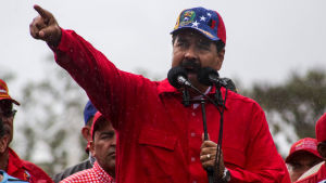 President Nicolas Maduro har vägrat att hörsamma kritik mot hans styre och anklagar istället USA och landets ekonomiska elit för att sabotera landets ekonomi. Venezuelas president Nicolás Maduro talar vid en demonstration mot imperialism i Caracas 9.3.2017.