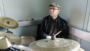 Thomas Törnroos spelar trummor i flera band. Thomas Törnroos spelar trummor i flera band.