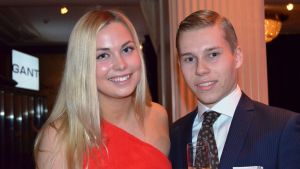Henrik Reimavuo och Nea Raahenmaa kom till modevisningen främst för att träffa vänner. Hanken Fashion Night 2015. Nea Raahenmaa och Henrik Reimavuo