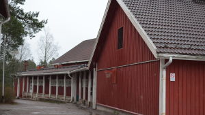 Tillbyggnaden från 1984 har en av kommunens finaste gymnastiksalar. Det skulle vara synd att inte utnyttja byggnaden som är i relativit gott skick, säger föreståndaren Helena Lönn. Sjökulla skola i Kyrkslätt. OBS! På bilden tillbyggnaden från 1984.