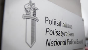 Polisstyrelsen säger sig villa väcka debatt om hur polisväsendet i Finland ska se ut i framtiden. Poliisihallituksen ulkokyltti lähikuvassa.
