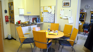 Lärarrummet för tre inhyser nu tio lärare. Lärarrummet i Sjökulla skola i Kyrkslätt. Dimensionerat för tre, används av tio lärare.