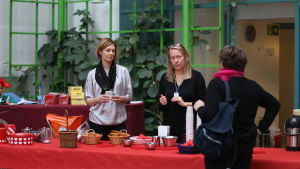 Svenska Yles direktör Marit af Björkesten och genreproducent Petra Holm förbereder inför BUU-dagen i Helsingfors. Marit af Björkesten och Petra Holm plockar fram pepparkakor.