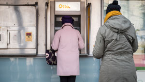 I Lappland är det på flera håll mer än 30 kilometer till närmaste Otto- eller Nosto-automat, och på landsbygden i södra Finland kan motsvarande avstånd lätt vara mer än 10 kilometer. Pankkiautomaatti