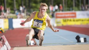 Kristian Pulli behöver några centimetrar till. Kristian Pulli hoppar längd, Lapinlahti 2017.