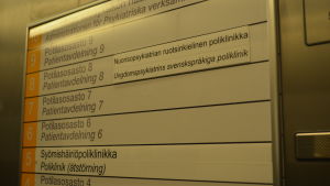 Antalet svenskspråkiga patineter inom ungdomspsykiatrin i Helsingfors ökade med nästan 60 procent på ett år. (Arkivbild från 2013) Skylt som visar var barn- och ungdomspsykiatrins svenska poliklinik vid Hucs finns.