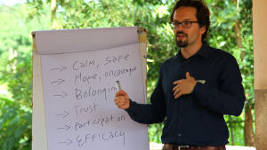 Ferdinand Garoff utbildar också psykologer för Röda Korset. Ferdinand Garoff utbildar personal för röda korset i Sierra Leone efter ebola-utbrottet i västafrika.