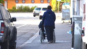 Om en person inte själv kan kommunicera faller det på vårdarna att hjälpa till och tolka. Åldring i rullstol