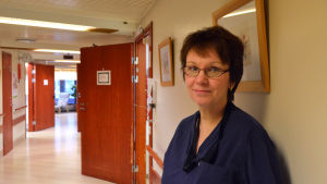 Närvårdare Merja Kemppainen har jobbat ett år på bäddavdelningen, hon trivs bra med jobbet men tycker huset kunde vara i bättre skick. Närvårdare Merja Kemppainen