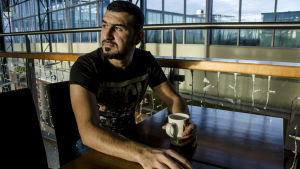 Munther på sitt favoritcafé. Munther al Assaf som vloggar för Svenska Yle om sin vardag som flykting