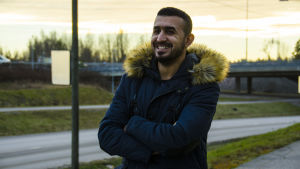Munther är ovan med den tidiga solnedgången. Munther al Assaf som vloggar för Svenska Yle om sin vardag som flykting