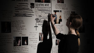 Å ena sidan den sofistikerade och akademiskt utbildade kvinnan. Adela Jušić under en performance i Galleri Gro