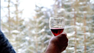 Ensamhet bidrar till ökad alkoholkonsumtion bland äldre personer. Ensamhet bidrar till ökad alkoholkonsumtion bland äldre personer.