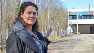 Veronica Hertzberg, ordförande i utbildningsnämdens svenska sektion, bor nära Botby grundskola. Själv har hon gått både i Norsen, Botby och Brändö i skola och säger sig ha en objektiv syn på det hela. Veronica Hertzberg utanför botby grundskola