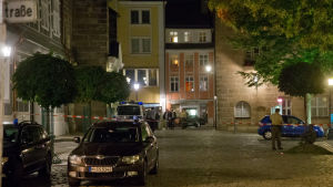 Självmordsbombningar sker på organisationsnivå, individ- eller samhällsnivå. De flesta självmordsattacker sker fortfarande på uppdrag av någon organisation. Ett avspärrat torg i Ansbach, natten efter explosionen där. Bilden från 25.7.2016