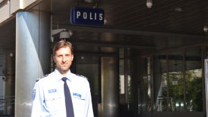 - Alternativet är att polisen inte alls berättar varför de avslutar en demonstration. De säger endast att de fått order och sedan är patrullen helt tyst, säger kommissarie Jarmo Heinonen om kommunikationsmissen från polisens sida. Kommissarie Jarmo Heinonen vid Helsingforspolisen.
