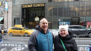 Rebecca Ruth-Hilliard och Jim Hilliard är rädda för vad som ska hända när Donald Trump tillträder som president. Rebecca Ruth Hilliard och Jim Hilliard utanför Trump Tower i New York.