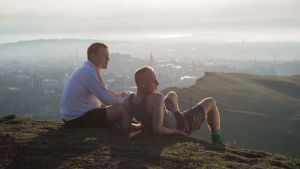 Renton försöker få Spud att ersätta heroin med endorfin genom att springa uppför berg. Renton (Ewan McGregor) och Spud (Ewen Bremner) sitter uppe på ett berg och tittar ut över Edinburgh.