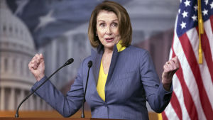 Det här är första steget men inte det sista, säger demokraternas minoritetsledare Nancy Pelosi Nancy Pelosi i talarstolen på en presskonferens om republikanernas nya förslag till sjukvårdslag.