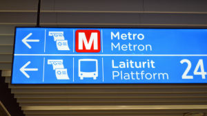 Skyltar med löfte om metron finns på flera ställen i köpcentret Iso Omena i Mattby. Skylt med stort M i den nya och ännu oanvända metroterminalen i Mattby.